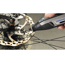 Dremel Logo beim Reinigen einer Fahrradbremsscheibe