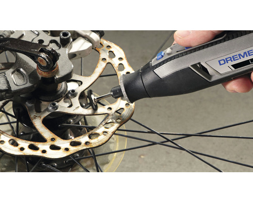 Dremel Logo beim Reinigen einer Fahrradbremsscheibe