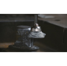 Drahtbürstenaufsatz bei der Metallbearbeitung