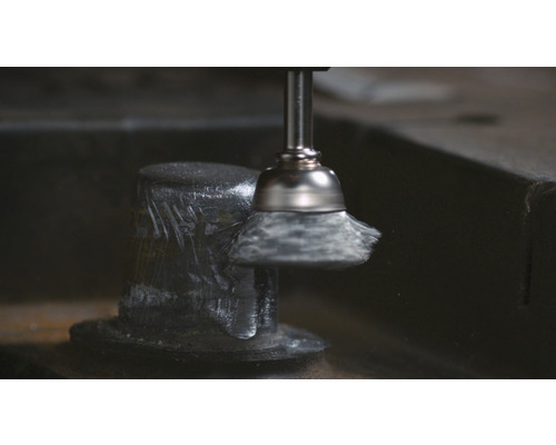 Drahtbürstenaufsatz bei der Metallbearbeitung