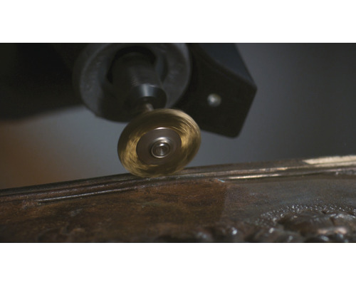 Rotierender Drahtbürstenaufsatz für ein Multifunktionswerkzeug bei der Metallbearbeitung