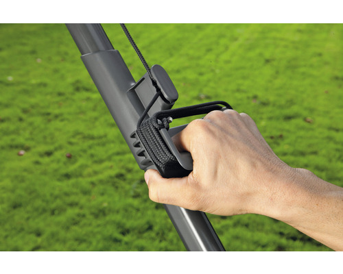 Detailaufnahme eines Rasenmähers mit Hand am Griff