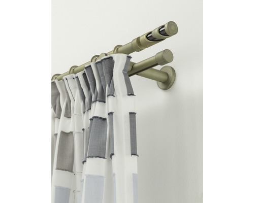 Doppelgardinenstange mit Vorhang an der Wand