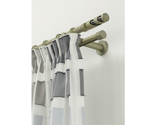 Doppelgardinenstange mit Vorhang an einer Wand