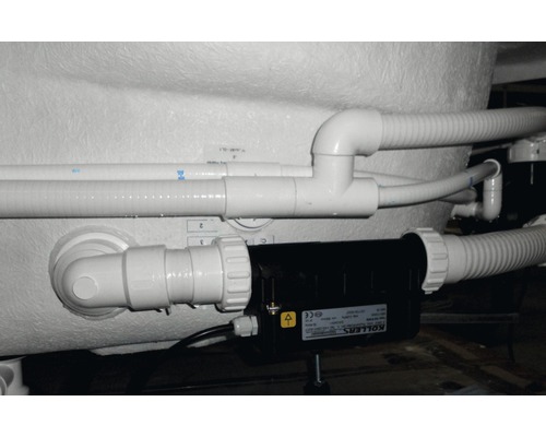 Detailaufnahme von Rohren und einer Pumpe, möglicherweise Teil einer Sanitärinstallation