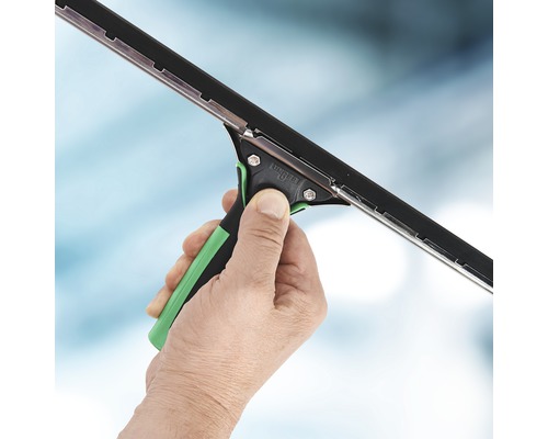 Hand hält Fensterwischer