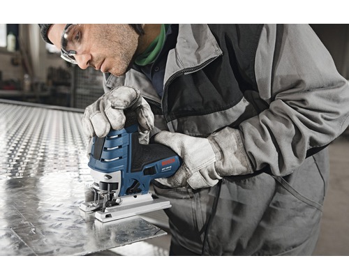 Handwerker benutzt Stichsäge zum Schneiden von Metall
