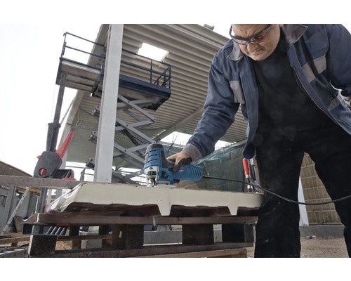 Handwerker arbeitet mit einer Oberfräse an einem Werkstück