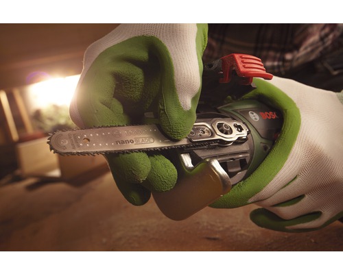 Person mit Handschuhen hält eine Bosch Akku-Kettensäge mit NanoBlade Sägeblatt