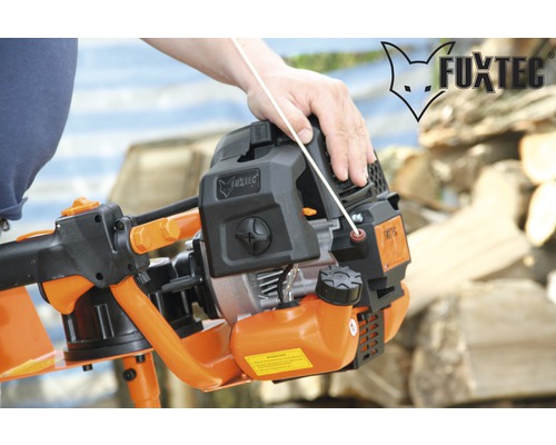 Fuxtec Erdbohrer mit Bedienerhand und Fuxtec Logo