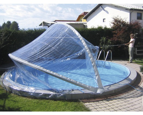 Rundes Schwimmbecken mit transparenter Poolabdeckung im Garten