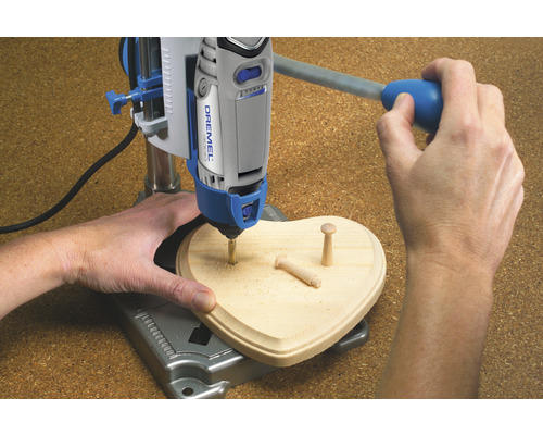Dremel Bohrständer mit Bohrmaschine beim Bohren eines Holzherzes