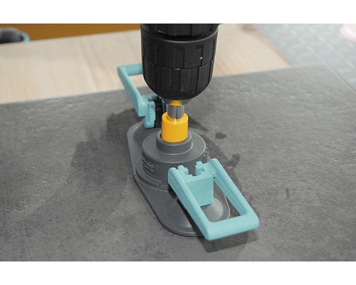 Fliesenbohrhilfe mit Bohrmaschine auf einer Fliese