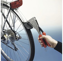 Eine Blindnietzange wird an einem Fahrradschutzblech verwendet.