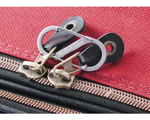 Detailaufnahme von Reißverschlüssen und Karabinerhaken an einer Tasche