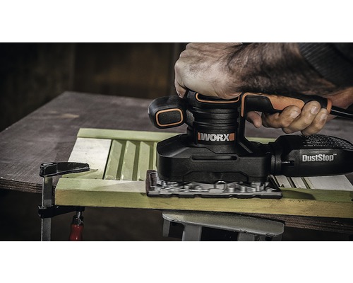 WORX Logo. Hand schleift Holz mit einem WORX Exzenterschleifer.
