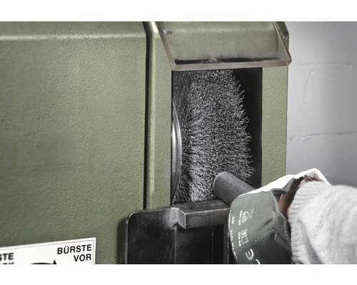 Drahtbürstenmaschine in Benutzung für Metallbearbeitung