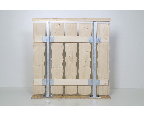 Holzzaun mit Metallpfosten