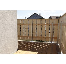 Balkon mit Holzgeländer und Metallpfosten