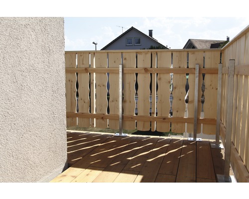 Balkon mit Holzgeländer und Metallpfosten