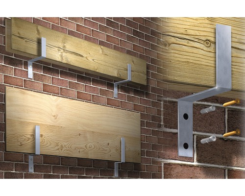 Wandmontage mit Winkelverbinder an einer Ziegelwand mit Holzbalken.