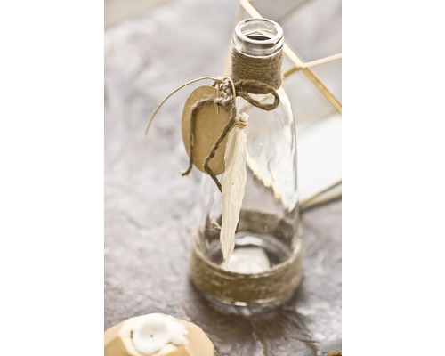 Dekorative Glasflasche mit Juteband und Anhänger