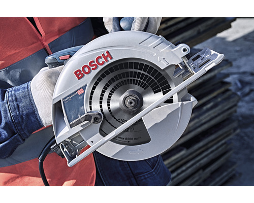 Bosch Handkreissäge in Händen einer Person