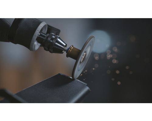 Nahaufnahme eines Werkzeugs beim Schneiden von Metall