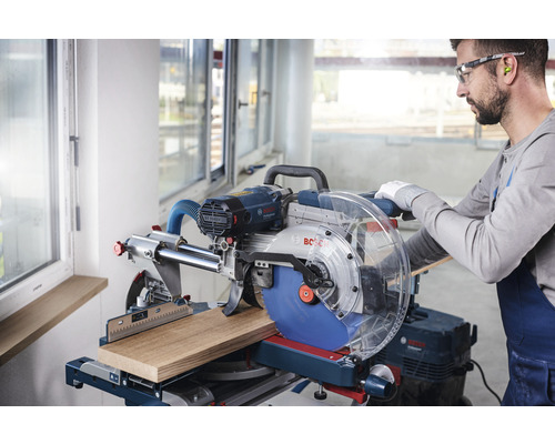 Gehrungssäge beim Schneiden von Holz mit einem Arbeiter