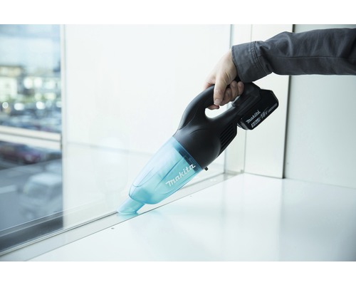 Makita Akku Handsauger im Einsatz auf Fensterbank