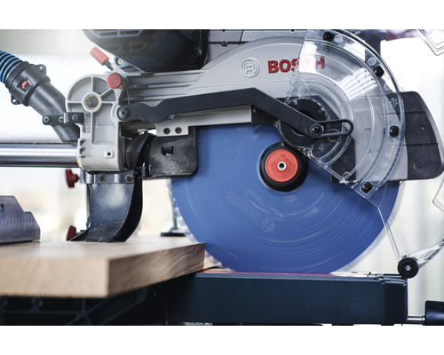 Bosch Kapp- und Gehrungssäge beim Sägen eines Holzstücks