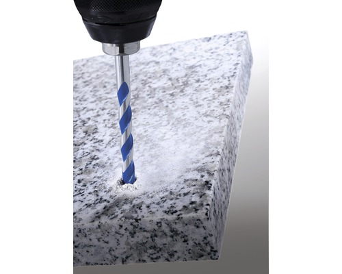 Bohrmaschine bohrt Loch in Steinplatte