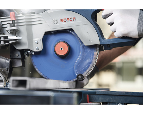Bosch Logo. Gehrungssäge schneidet Metall.