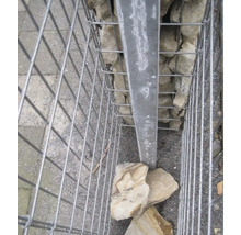 Detailansicht eines Gabionen-Zauns mit Steinfüllung und Metallpfosten