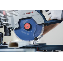 Bosch Logo. Kapp- und Gehrungssäge im Einsatz beim Schneiden eines Werkstücks.