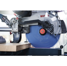 Bosch Logo auf einer Kapp- und Gehrungssäge beim Schneiden von Holz