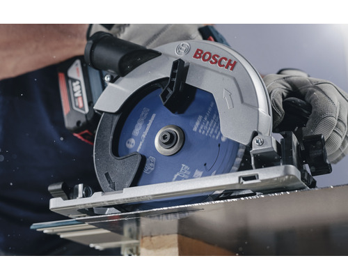 Bosch Handkreissäge beim Schneiden von Holz mit Handschuhen