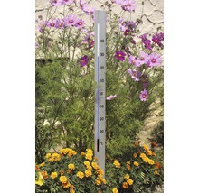 Gartenthermometer zwischen Blumenbeet