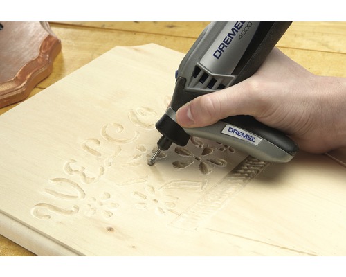 Dremel Multifunktionswerkzeug beim Gravieren eines Holzstücks.