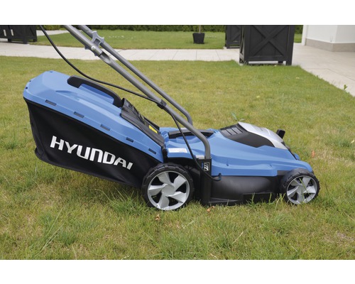 Hyundai Rasenmäher auf einer Rasenfläche