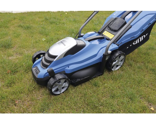 Rasenmäher mit einer Schnittbreite von 33 Zentimetern auf einer Rasenfläche