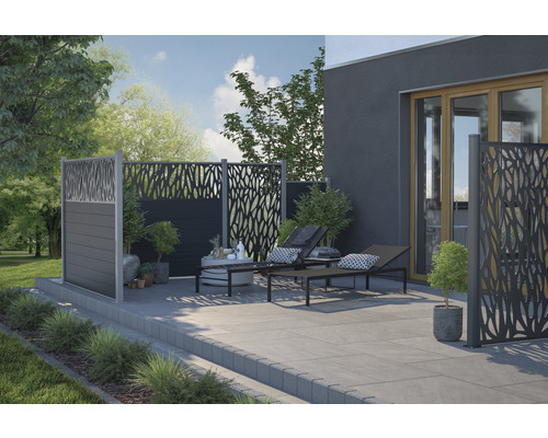 Gestalteter Garten mit Sichtschutzzaun und zwei Liegestühlen auf der Terrasse