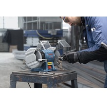 Werkstatt Szene mit Schleifbock beim Werkzeugschleifen