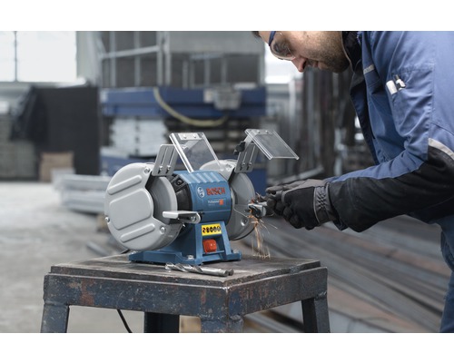 Werkstatt Szene mit Schleifbock beim Werkzeugschleifen