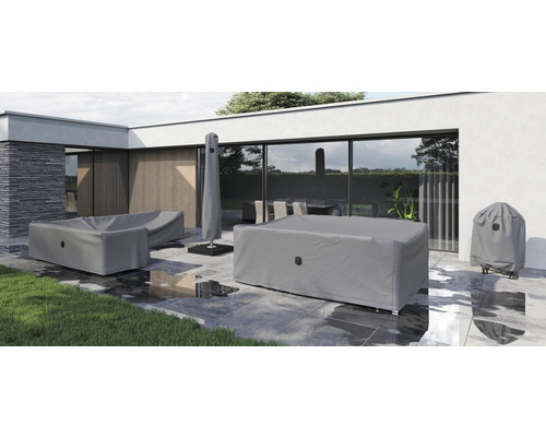 Gartenmöbel und Grill mit Schutzhüllen auf Terrasse