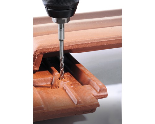 Nahaufnahme einer Dachziegelbohrung mit Bohrmaschine