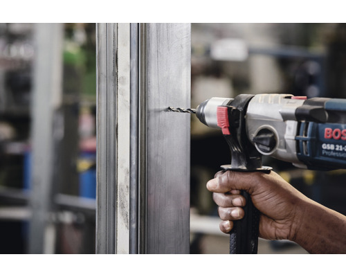 Bohrmaschine bohrt ein Loch in ein Metallprofil