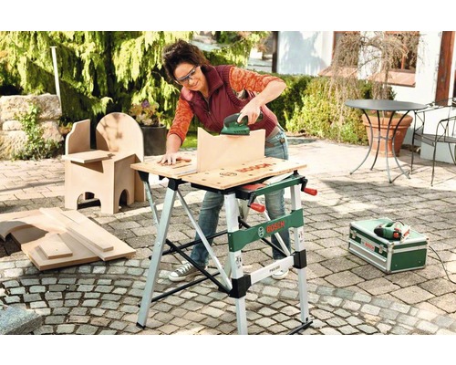 Frau schleift Holzstück mit Schleifmaschine auf einer Werkbank von Bosch