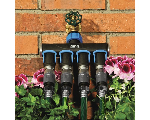 for.q Verteiler mit vier Anschlüssen und angeschlossenen Gartenschläuchen vor einer Ziegelwand