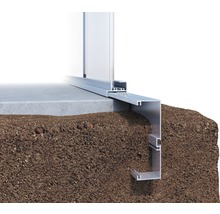 Detailansicht einer Aluminium-Fundamentkonstruktion auf einem Betonfundament